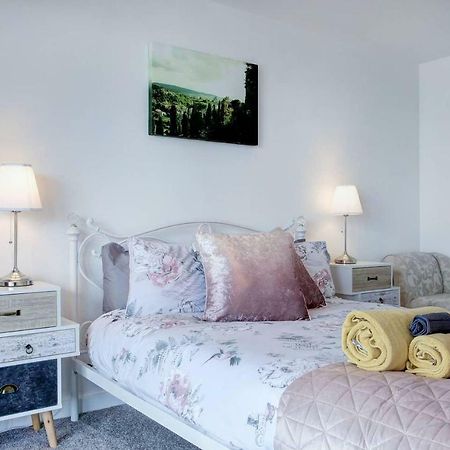 Newly Renovated Riverside Flat W/ Private Balcony Норуич Екстериор снимка